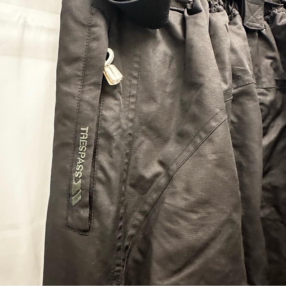 Trespass med black snow pants with over shoulder straps - Picture 2 of 8